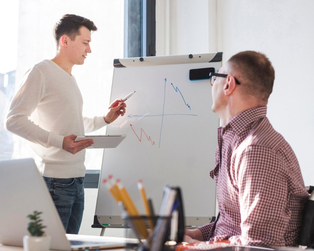 Budgetplanung Arbeitsplatz mit Notizen und Taschenrechner