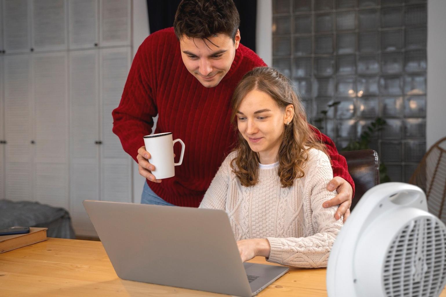 Finanzplanung Dokumente und Diagramme auf dem Schreibtisch