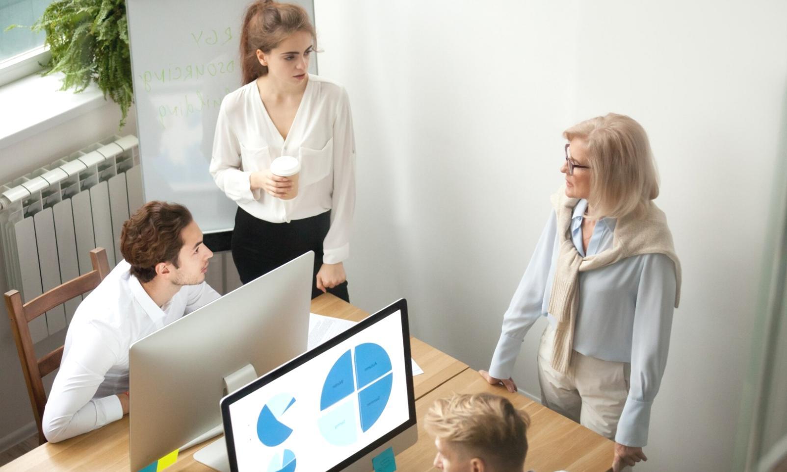 Beratungsgespräch über Finanzplanung mit Unterlagen